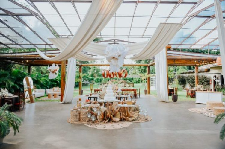 Decoração para evento corporativo ao ar livre sob a cobertura de cristal do Casarão