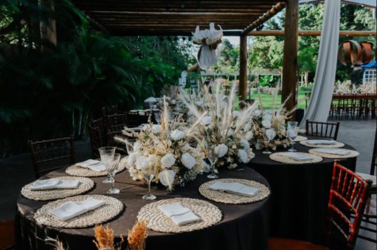 Mesa decorada para evento corporativo no Casarão